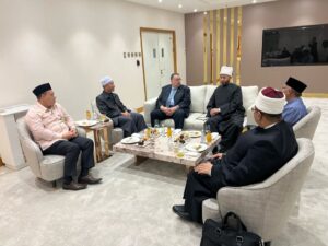 FB_IMG_1740256800546-300x225 وزير الأوقاف يصل إلى ماليزيا بدعوة من جلالة السلطان نزرين معز الدين شاه، سلطان ولاية بيراق