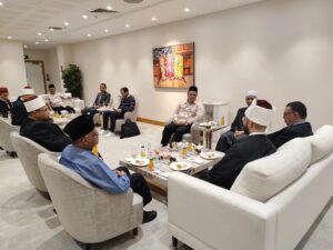 FB_IMG_1740256808995-300x225 وزير الأوقاف يصل إلى ماليزيا بدعوة من جلالة السلطان نزرين معز الدين شاه، سلطان ولاية بيراق