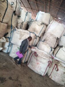 IMG-20250213-WA0068-225x300 تموين الغربية يضبط كميات من المواد «الغذائية والبترولية» وأعلاف بمركز بسيون