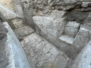 FB_IMG_1741990078807-300x225 بالصور إكتشاف مقبرة ملكية بسوهاج من عصر الإنتقال الثاني بأبيدوس وورشة كاملة لصناعة الفخار وجبانة من القرن السابع الميلادي بقرية بناويط