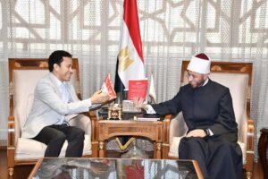FB_IMG_1742238077829-1-300x200 بالصور الأوقاف. تكرم الفنان سامح حسين تقديرًا لدوره في نشر القيم المجتمعية من خلال برنامجه "قطايف" 
