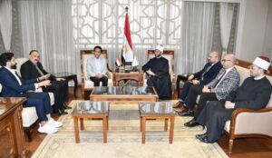 FB_IMG_1742238087502-1-300x174 بالصور الأوقاف. تكرم الفنان سامح حسين تقديرًا لدوره في نشر القيم المجتمعية من خلال برنامجه "قطايف" 