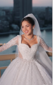 312379-ابتسامة-رنا-رئيس-187x300 رنا رئيس تبدأ حفل زفافها بوصلة رقص على المسرح مع زوجها