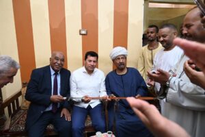 FB_IMG_1746196645213-1-300x200  وزير الشباب والرياضة يلتقي مشايخ العبابدة بمدينة دراو بأسوان
