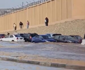 IMG-20260129-WA0000-300x247 انفجار ماسورة مياه أمام معرض الكتاب بالتجمع يُغرق الطريق ويتلف عدداً من السيارات