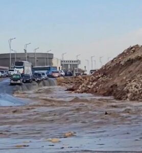 IMG-20260129-WA0001-278x300 انفجار ماسورة مياه أمام معرض الكتاب بالتجمع يُغرق الطريق ويتلف عدداً من السيارات