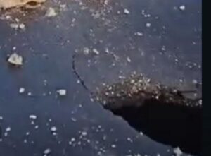 IMG-20260216-WA0007-300x221 هبوط أرضي مفاجئ بالطريق الأوسطي في أكتوبر.. وغلقه جزئياً بمنطقة نزلة الواحات