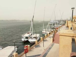 IMG-20260217-WA0047-300x225 عاصفة ترابية عنيفة تضرب أسوان.. والمحافظ يعلق الملاحة النهرية حفاظًا على الأرواح