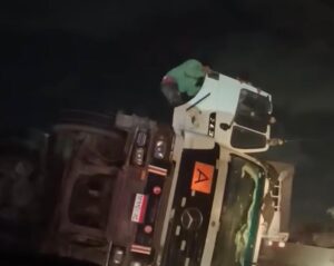 IMG-20260305-WA0006-300x239  انقلاب سيارة في حادث   مروع بمدخل الإسكندرية الدولي