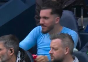 FB_IMG_1775310827273-300x211 لقطة طريفة تثير الجدل.. لريان شرقي في تبادل القمصان على دكة البدلاء