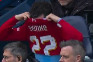 FB_IMG_1775310829222-300x201 لقطة طريفة تثير الجدل.. لريان شرقي في تبادل القمصان على دكة البدلاء