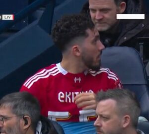 FB_IMG_1775310831253-300x271 لقطة طريفة تثير الجدل.. لريان شرقي في تبادل القمصان على دكة البدلاء