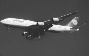 FB_IMG_1776896300946-300x188 أزمة الوقود تضرب الطيران العالمي: إلغاء آلاف الرحلات وشركات كبرى تراجع خطط نموها